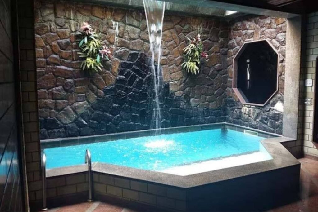 Suítes temáticas para casal em ambiente confortável e romântico